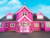 المنزل البينك.. فنانة تقضى 10 سنوات لتحويل منزلها ملاذا لعشاق اللون الوردى