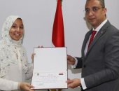 صور.. محافظ سوهاج يكرم الطالبة "هاجر" الأولى علمى علوم على مستوى الجمهورية