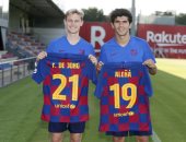 برشلونة يكشف عن رقم قميص دى يونج مع الفريق بالموسم المقبل 