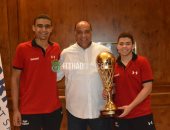 رئيس الاتحاد السكندرى يستقبل ثنائى منتخب السلة بعد التتويج باللقب الأفريقى