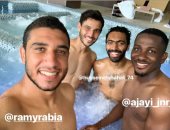 لاعبو الأهلى يستجمون فى حمام السباحة قبل العودة من إسبانيا