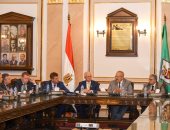 رئيس جامعة القاهرة يلتقى وفدا روسيا لبحث مجالات التعاون الأكاديمى.. صور