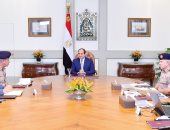 السيسى يجتمع بوزير الدفاع ورئيس الأركان.. ويؤكد الاهتمام ببناء الفرد المقاتل داخل القوات المسلحة.. ويشدد على ضرورة مواكبة أحدث النظم فى التسليح والتدريب.. الرئيس: مصر تسابق الزمن من أجل بناء دولة عصرية حديثة