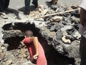 صور.. كسر ماسورة مياه للشرب يتسبب فى هبوط أرضى وسط الإسكندرية