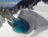 متسلق يكتشف بحيرة ماء على ارتفاع 11100 قدم فوق جبال الألب الجليدية