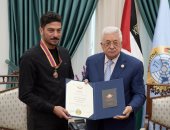 الرئيس الفلسطينى يقلد الشاعر مروان مخول وسام الثقافة