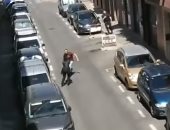 لحظة تعرض عناصر من الشرطة الإسبانية لهجوم بسلاح أبيض.. فيديو