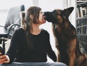 دراسة: أصحاب الكلاب يقبلونها أكثر من أصدقائهم.. اعرف السبب