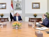 السيسى يتابع الخطة التنفيذية لمنظومة إدارة المخلفات الصلبة.. الرئيس يوجه بالاستفادة من الخبرات والتجارب الأجنبية.. والتوسع فى المبادرات المجتمعية الفعالة.. ويشيد بالمبادرات الشبابية الرائدة فى منظومة النظافة