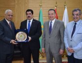 لبلوغه السن القانونية.. مجلس جامعة بنها يكرم عيد حميدة عميد كلية التجارة