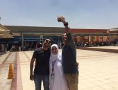 سيلفى وأحضان ودموع فرح.. حجاج بيت الله يودعون ذويهم بمطار القاهرة 