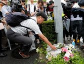 صور.. اليابانيون يشاركون فى تأبين ضحايا حريق ستوديو "كيوتو"