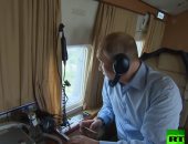 شاهد.. الرئيس بوتين يتابع من الطائرة آثار دمار الفيضان فى مدينة تولون 