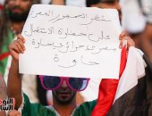 جمهور الجزائر يرفع لافتة شكر للمصريين: "إخوة.. إخوة"