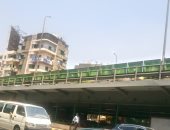 أعمدة الإنارة مضاءة الساعة الواحدة ظهرا أعلى كوبرى الدقى بالجيزة