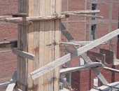 صور.. إزالة أعمدة دور سابع علوى لعقار مخالف بالمنصورة