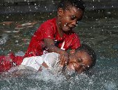 بسبب الطقس الحار .. اطفال امريكا يلعبون فى نافورة حديقة واشنطن سكوير فى نيويورك