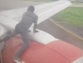 رجل يصعد على جناح طائرة فى نيجيريا ويفزع الركاب.. فيديو