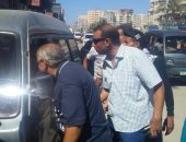 صور.. رئيس حى العجمى يقود حملة لإلزام السائقين بالتعريفة الجديدة