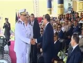 اللواء أحمد إبراهيم يهدى الرئيس السيسى درع الأكاديمية بحفل تخرج طلاب الشرطة