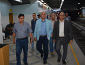 صور.. رئيس المترو يتفقد محطات الخط الثالث لمتابعة انتظام حركة القطارات