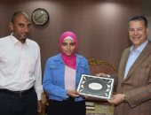 محافظ بنى سويف يكرم ثانى الجمهورية بالثانوية العامة ويطالبها بمواصلة التفوق