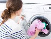 خبراء: غسل الملابس عند 60 درجة مئوية يطهرها من فيروس كورونا