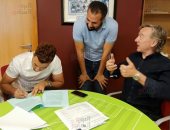 تريزيجيه يجرى الفحص الطبى فى أستون فيلا بعد توقيع عقود الانتقال