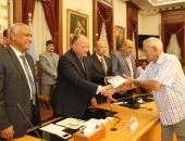 محافظ القاهرة يوزع تأشيرات حجاج الجمعيات الأهلية و100 سماعة أذن لضعاف السمع