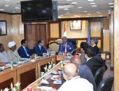 المحافظ يجتمع بمجلس نادى أسوان لدعم مسيرته بالدورى الممتاز.. صور