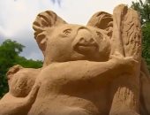 شاهد.. تماثيل رملية لحيوانات مهددة بالانقراض داخل حديقة عامة فى بولندا