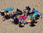 موجة حارة تضرب أوروبا وهروب المواطنين للشواطئ