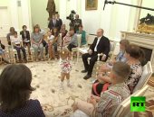 فيديو.. طفلة تقتحم اجتماع الرئيس الروسى مع المتضررين من الفيضانات بـ"الكرملين"