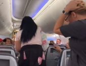 فيديو لأمريكية تضرب زوجها بلاب توب على متن طائرة يحقق ملايين المشاهدات