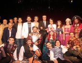 صور.. افتتاح مسرحية "المتفائل" لسامح حسين والمسرح كامل العدد