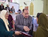 محافظ الفيوم يسلم تأشيرات الحج لحجاج الجمعيات الأهلية 