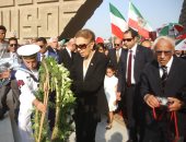 إمبراطورة إيران السابقة تضع أكاليل الزهور على قبر الرئيس الراحل أنور السادات