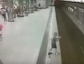 شاهد.. إنقاذ طفل بعد سقوطه على قضبان مترو الأنفاق فى موسكو