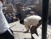 صور.. حملة إزالة لعقار مخالف وإشغالات وسط الإسكندرية