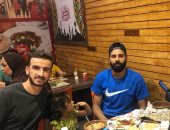 جنش يهرب من "قعدة البيت" بعزومة غداء مع دونجا