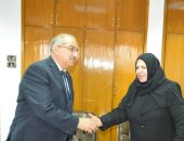 رئيس جامعة أسيوط يكرم والدة الشهيد مصطفى عثمان