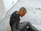احنا معاك.. قارئة تشارك صورة لرجل بلا مأوى فى ميدان السيوف بالإسكندرية