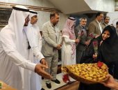 صور..سلطات الحج السعودية تستقبل حجاجا إيرانيين بالورود والحلويات