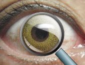علماء يطورون عدسات لاصقة يمكنها عمل "زووم" بمجرد رمش عينيك