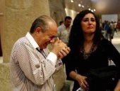 صورة أثارت الجدل.. سر بكاء عراقى داخل المتحف الوطنى ببغداد
