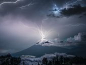 ناسا تكشف عن صورة مذهلة للبرق يضرب قمة بركان