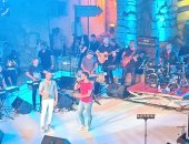 تامر عاشور يستجيب لشاب طلب يشاركه الغناء.. ويمازحه: معاك واسطة ولا إيه؟