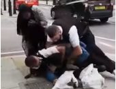 فيديو.. شرطة لندن تعتدى بوحشية على أمريكى من أصل عربى
