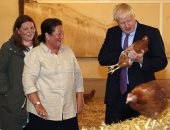 جونسون يستهل حقبته بزيارة إلى مزرعة دواجن