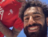 محمد صلاح يصل ليفربول ويحتفل بسيلفى مع فيرمينو